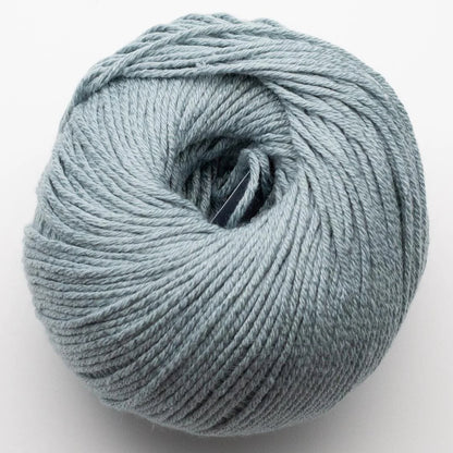 Strickgarnknäuel aus Wolle in hellem Taubenblau