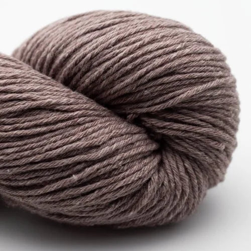 Wollknäuel, mauve/dunkelgrau, gedrehte Strickwolle mit dichter Wickelstruktur