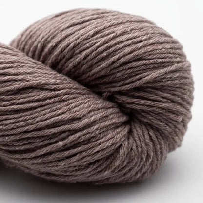 Wollknäuel, mauve/dunkelgrau, gedrehte Strickwolle mit dichter Wickelstruktur