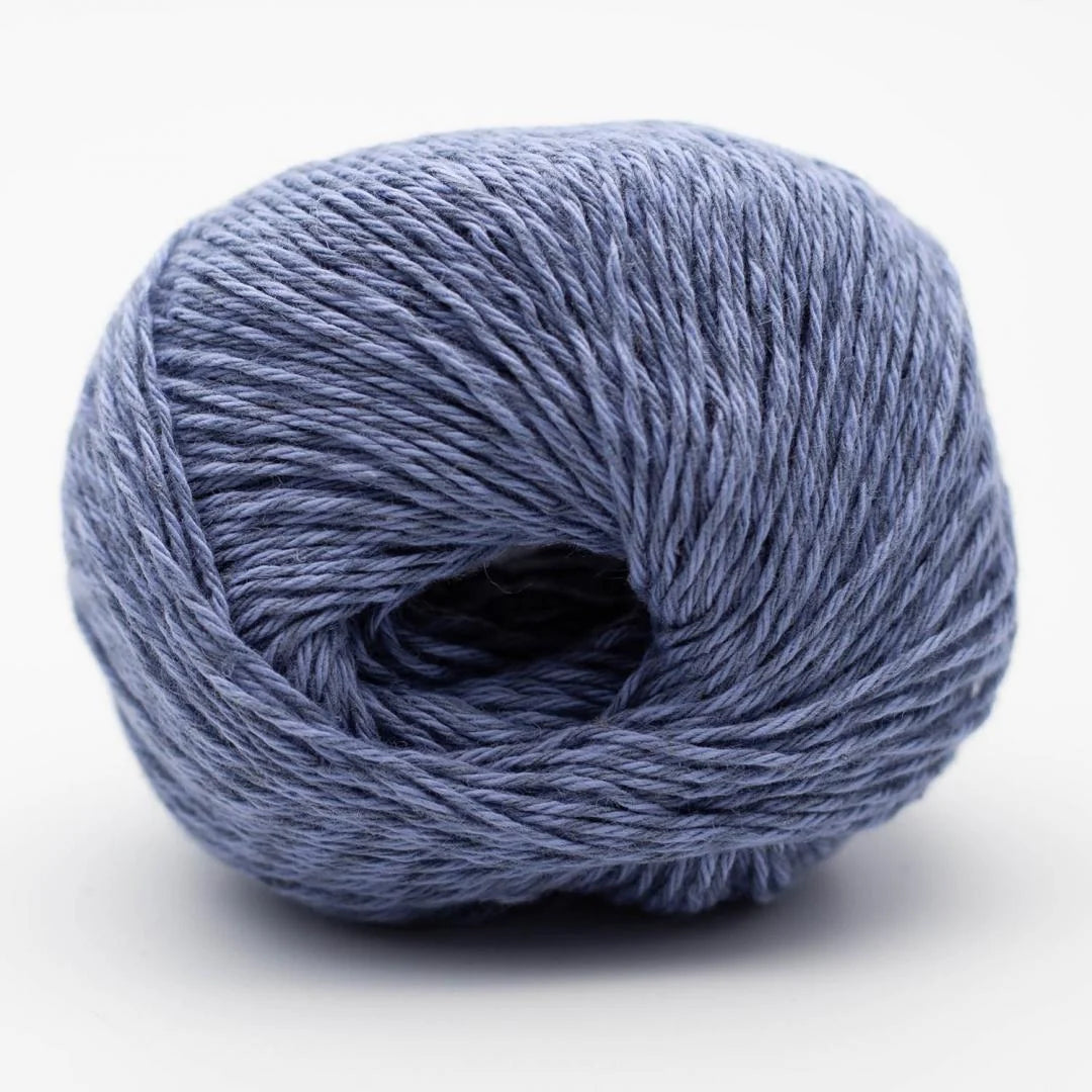 Garnknäuel in Blau mit sichtbarem Wickelkern, gleichmäßige Fadenwicklung