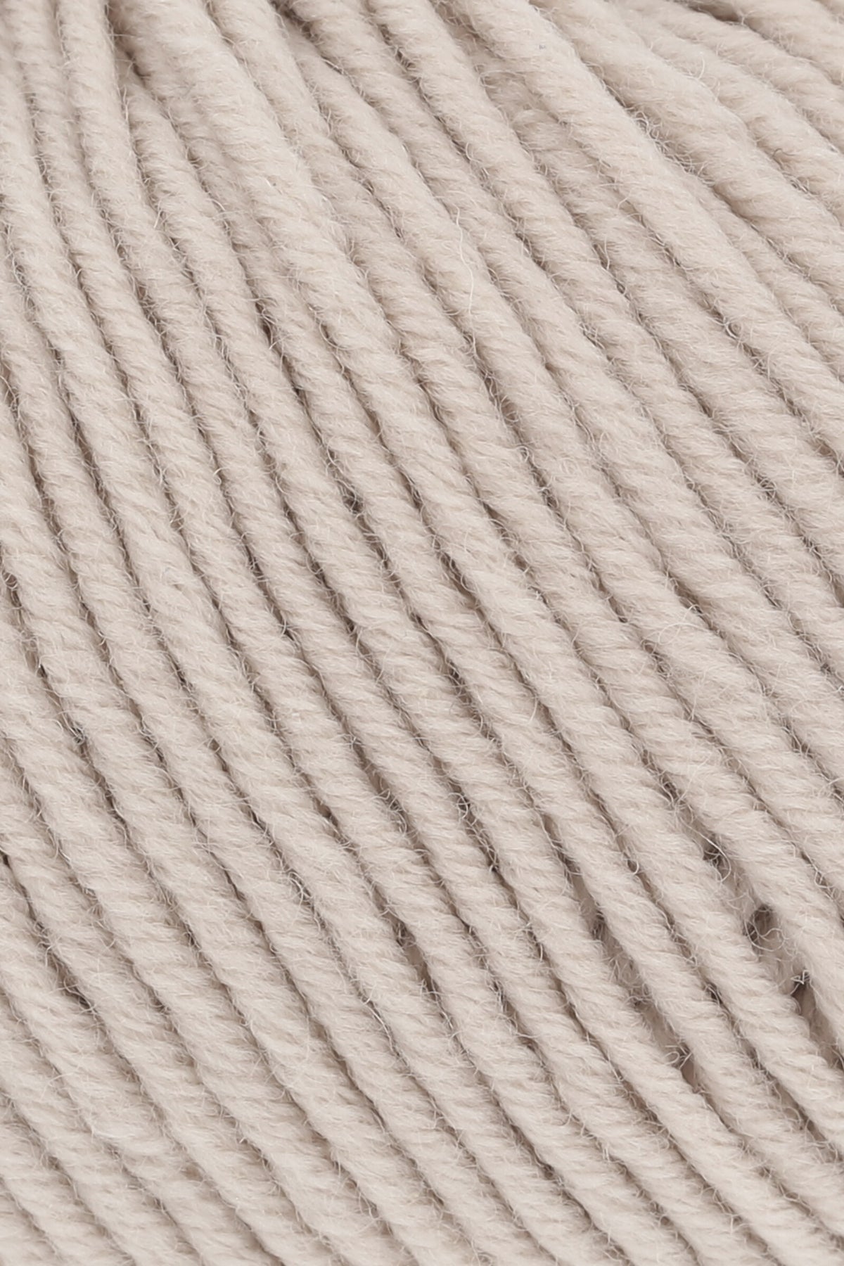 Merino 120 Wollgarn, nahaufnahme gestrickte Rippen in hellbeige