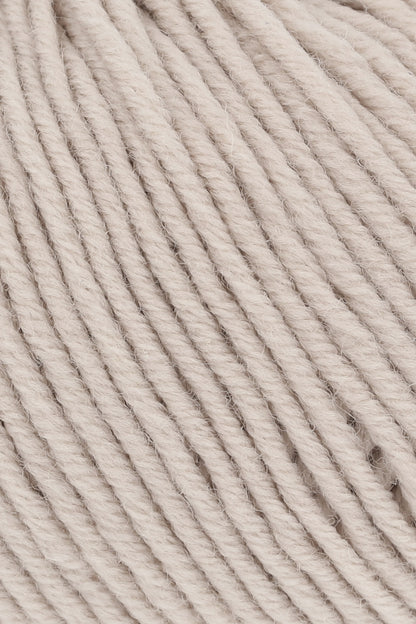 Merino 120 Wollgarn, nahaufnahme gestrickte Rippen in hellbeige