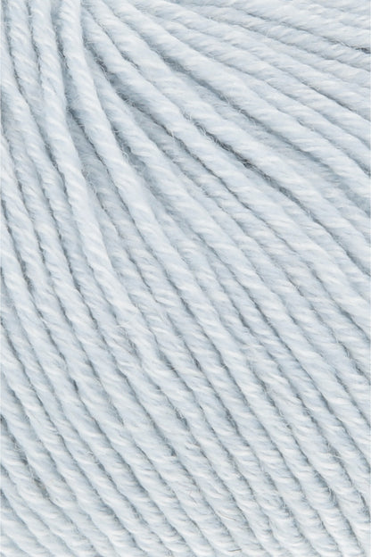 Lang Yarns Merino 120 Strickgarn, hellblau, feine Rippenstruktur durch gedrehte Fasern