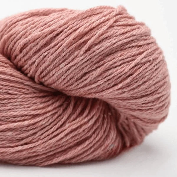 Garnknäuel aus Wolle, rosé, gedrehtes Strickgarn mit Rippenstruktur
