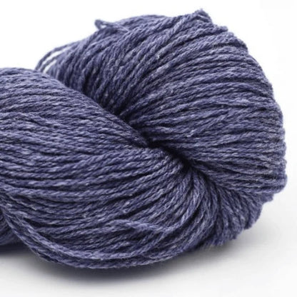 Garnknäuel aus Wolle, jeansblau-grau, gedrehtes Strickgarn mit Rippenstruktur