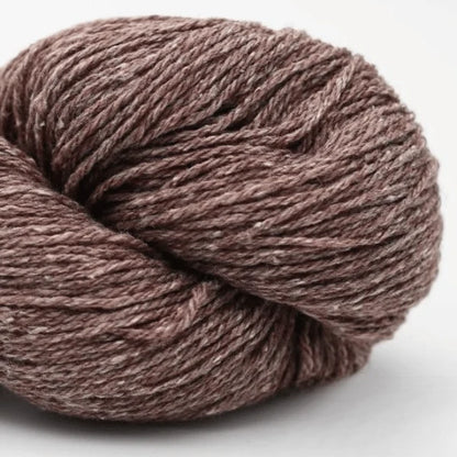 Garnknäuel aus Wolle, mauve-braun, gedrehtes Strickgarn mit Rippenstruktur