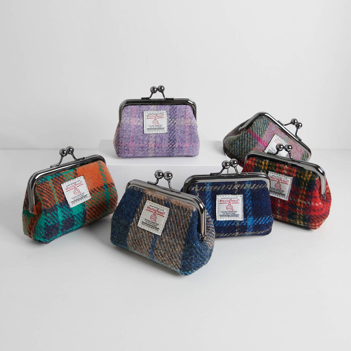 Mehrere Münzbörsen aus Harris Tweed® mit Bügelverschluss, verschiedene Tartanmuster