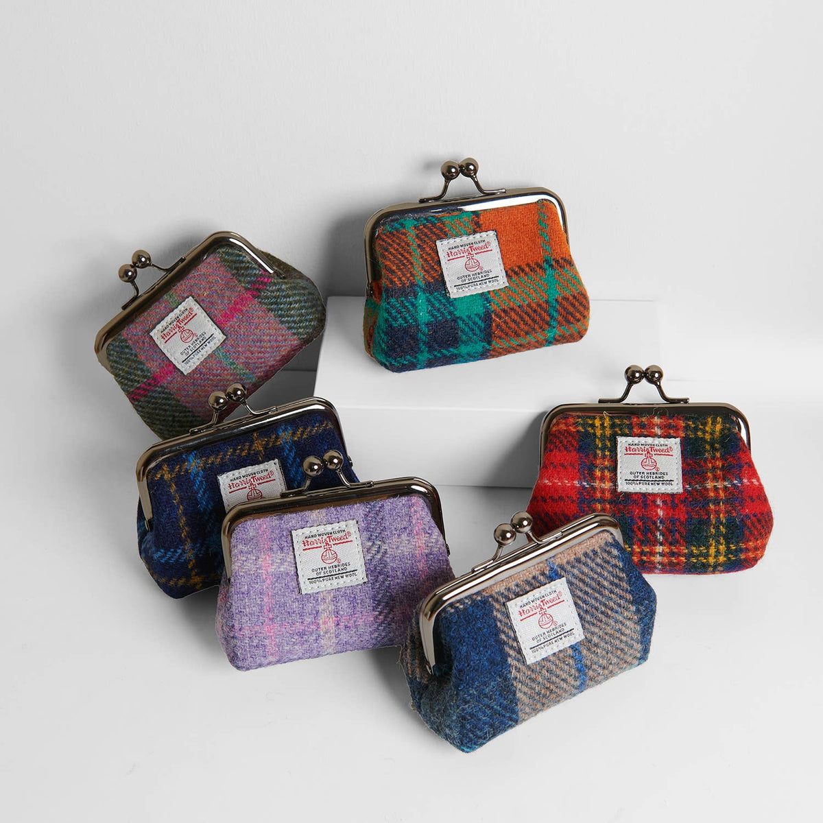 Mehrere Münzbörsen aus Harris Tweed® mit unterschiedlichen Mustern, jeweils mit Bügelverschluss