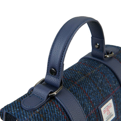 Blauer Echtledergriff mit Metallring an der Harris-Tweed-Oberseite der Satchel