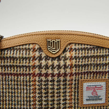 Umhängetasche aus Echtleder mit Harris Tweed®: Vorderseite mit Logo-Bügel und Patch