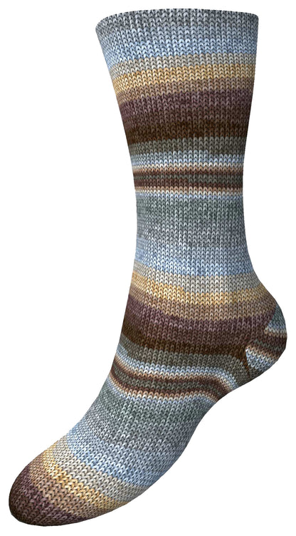 Gesamtsocke aus Sockenwolle mit melierten Streifen in Grau, Braun und Beige