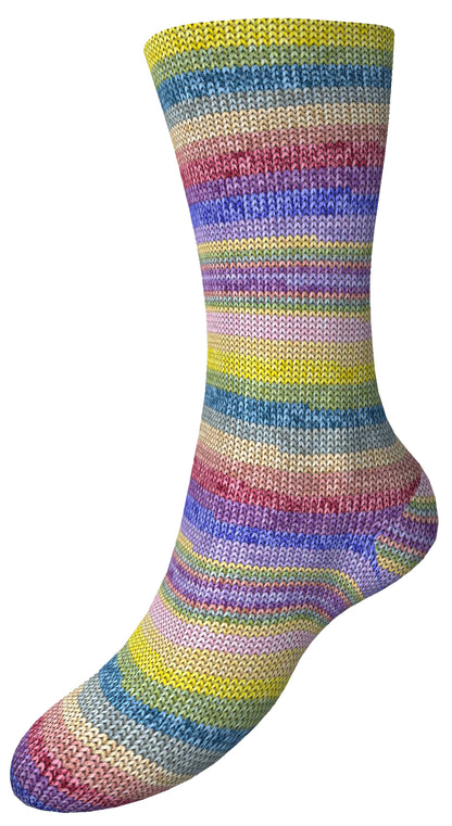 Gesamtsocke aus Sockenwolle mit Streifen in Gelb, Lila, Blau und Rosa