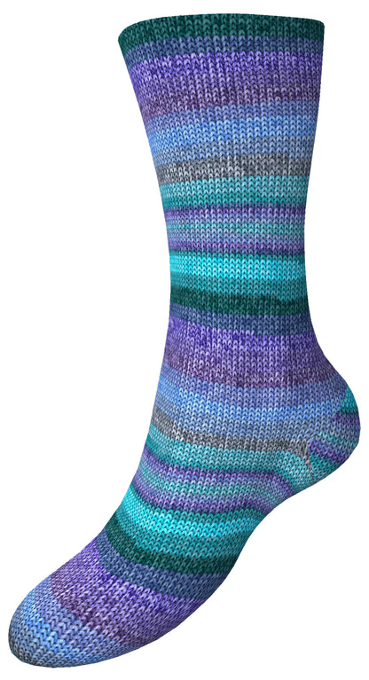 Gesamtsocke aus Sockenwolle mit Farbverlauf in Violett, Türkis und Blau