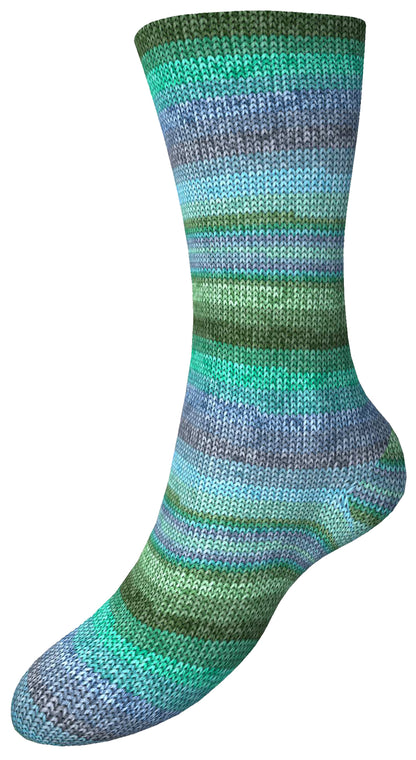 Gesamtsocke aus Sockenwolle mit Farbverlauf in Grün, Türkis und Blau