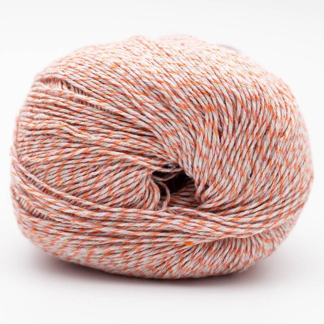 Wollgarnknäuel, helles Apricot-Orange meliert mit weißen Fäden