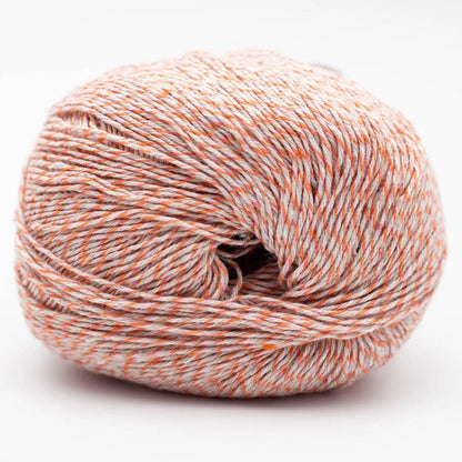 Wollgarnknäuel, helles Apricot-Orange meliert mit weißen Fäden