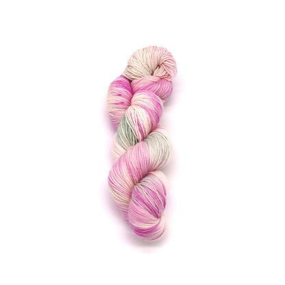 Handgefärbtes Merinogarn mit Farbverlauf in Rosa, Beige und hellem Grau