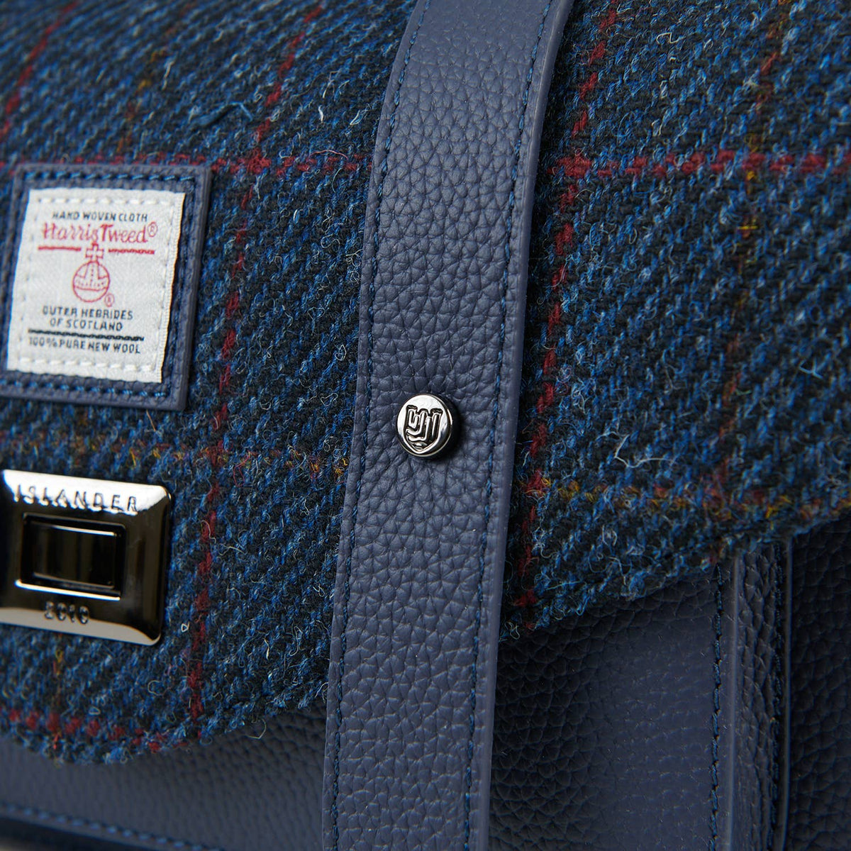 Blaue Echtlederverkleidung und Metallplakette an der Harris-Tweed-Front der Satchel