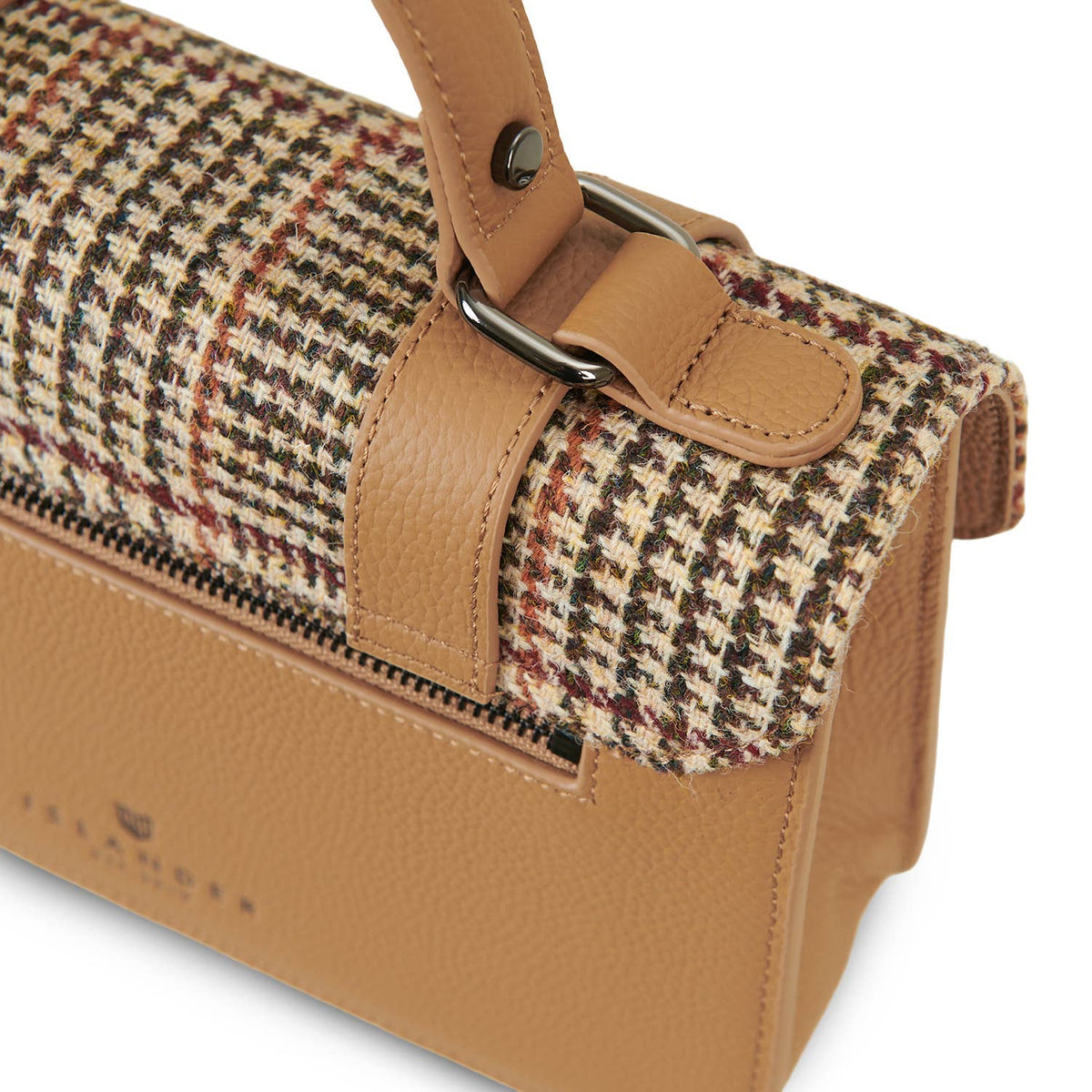 Islander Medium-Satchel Nahansicht: Echtlederträger an Harris-Tweed mit Reißverschluss