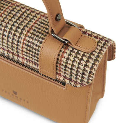 Islander Medium-Satchel Nahansicht: Echtlederträger an Harris-Tweed mit Reißverschluss