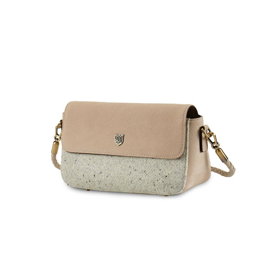 Harris-Tweed-Lederclutch mit Überschlag und Metallverschluss, creme beige, Schulterriemen.