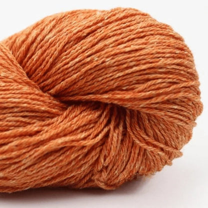 Garnknäuel aus Wolle, orange, gedrehtes Strickgarn mit Rippenstruktur