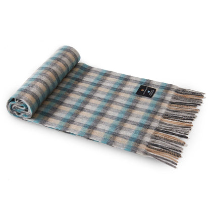 Lammwoll-Schal im Karo, blau mit beigen Streifen, gefaltet, mit Markenlabel