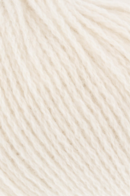 Cashmere-Garn in Offwhite, Nahaufnahme der Faserstruktur