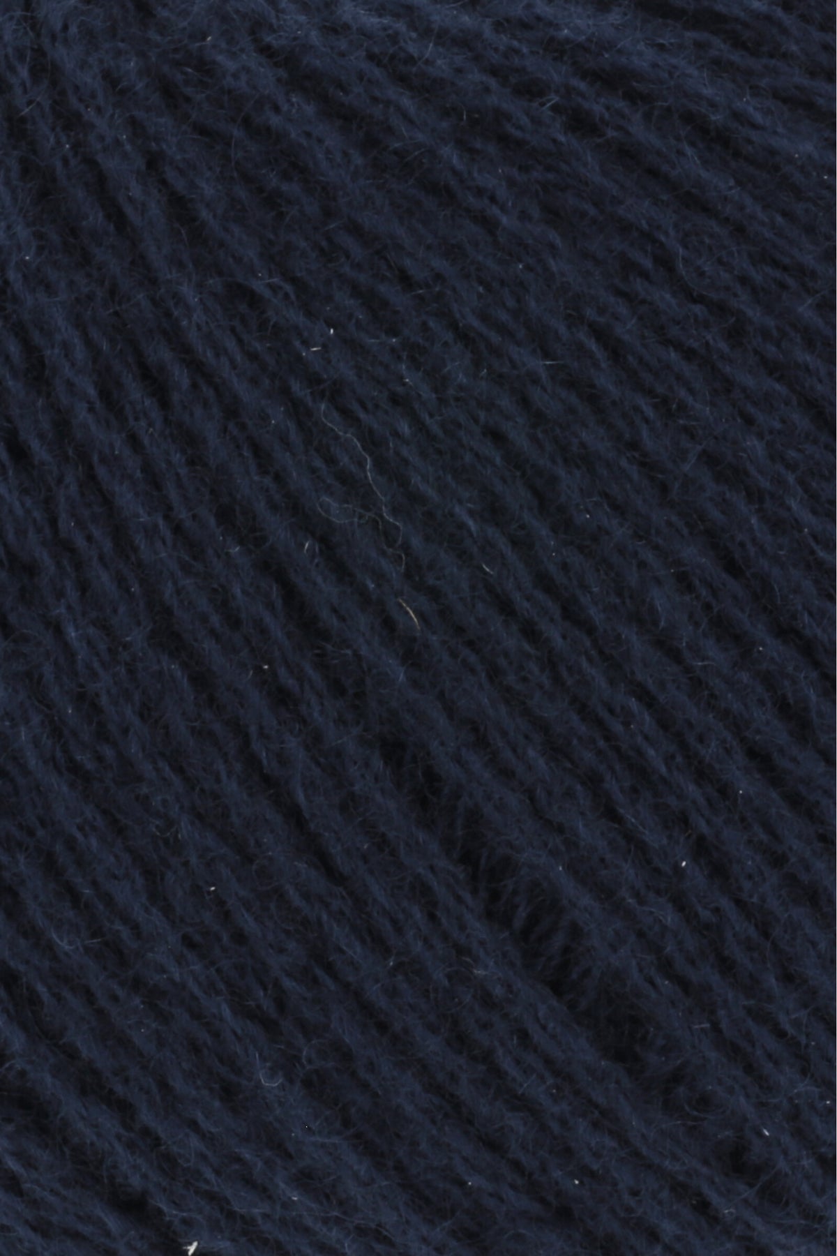 Cashmere-Garn in Dunkelblau/Navy, Nahaufnahme der Faserstruktur
