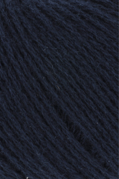 Cashmere-Garn in Dunkelblau/Navy, Nahaufnahme der Faserstruktur