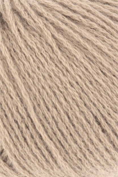 Cashmere-Garn in Camel, Nahaufnahme der Faserstruktur