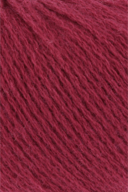 Kaschmirgarn Lang Yarns Cashmere Premium, weinrotes Garn in Nahaufnahme