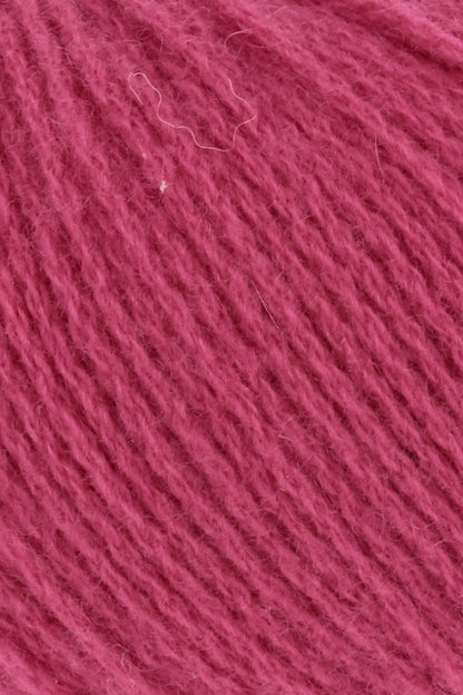 Kaschmirgarn Lang Yarns Cashmere Premium, rosafarbenes Garn in Nahaufnahme