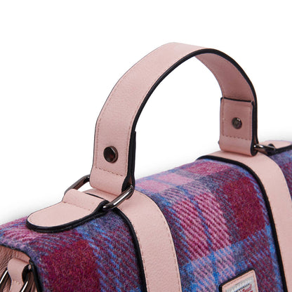 Islander Satchel-Tasche mit rosa Tragegriffen und blau-rot gemustertem Harris-Tweed-Einsatz