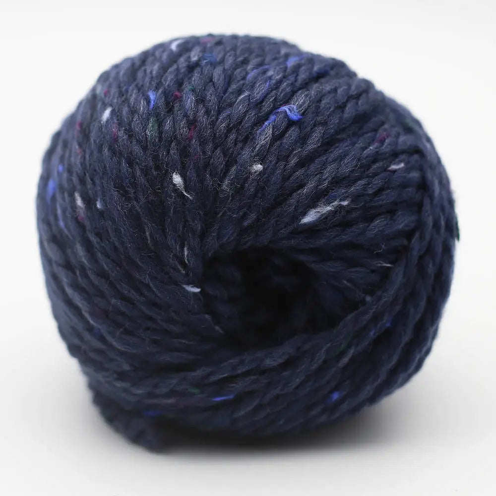 Tweed-Wolle (BC Garn Hamelton Tweed 2 GOTS) Wollknäuel in Dunkelblau mit bunten Akzenten