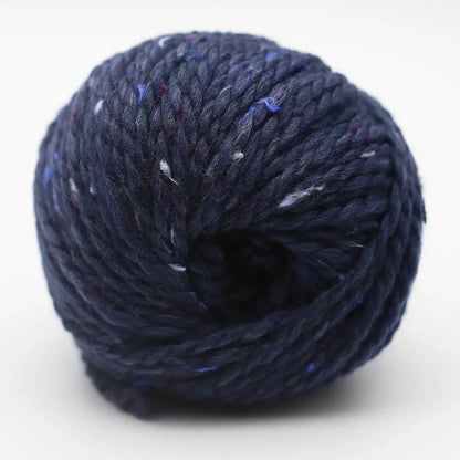 Tweed-Wolle (BC Garn Hamelton Tweed 2 GOTS) Wollknäuel in Dunkelblau mit bunten Akzenten