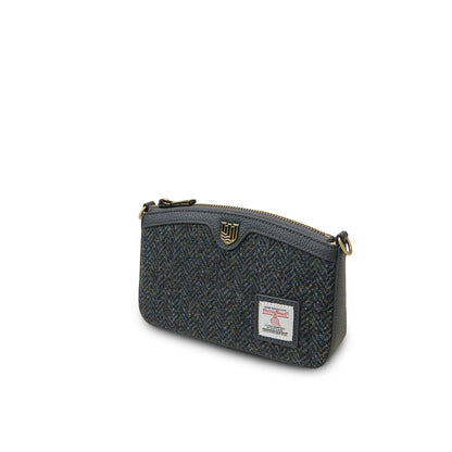 Umhängetasche aus Harris Tweed® Dunkelblau, seitlicher Blick mit Markenschild