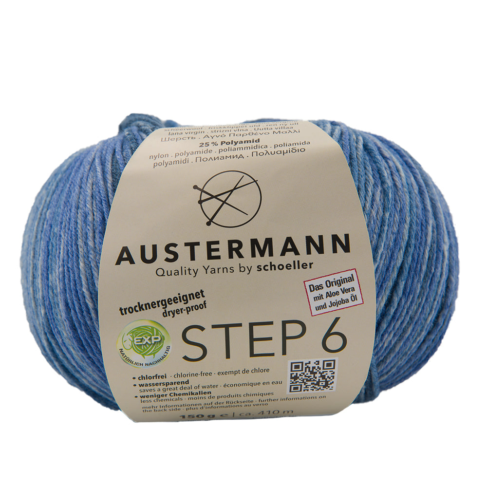 Austermann STEP 6 Sockenwolle, blaues Garn in Hell- und Dunkelblau gestreift