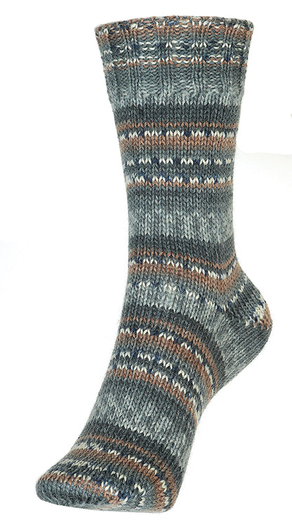 Gestrickte Socken aus Sockenwolle in meliertem Graublau mit mehrfarbigen Streifen und Bordüre