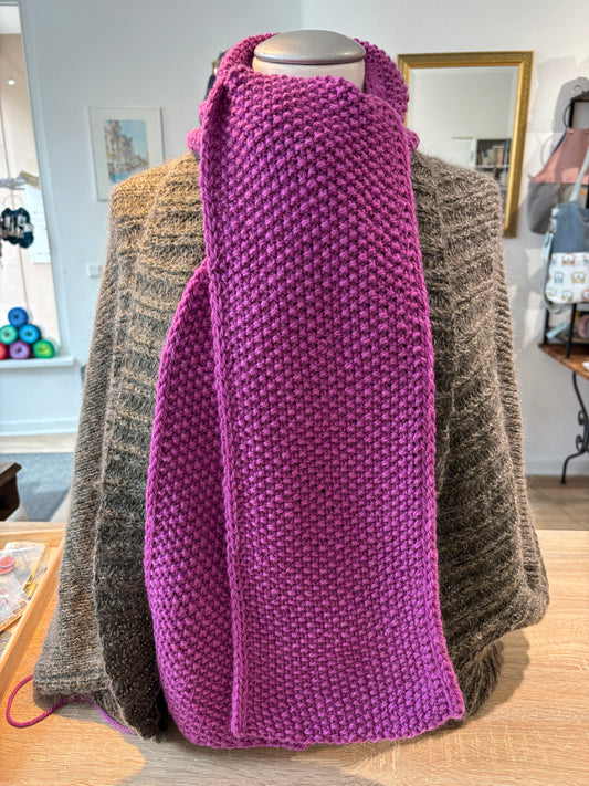 Strickschal im Perlmuster, lila, grob gestrickt