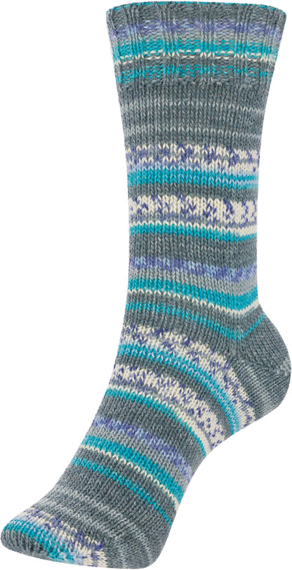 Gesamtsocke aus Sockenwolle mit Streifen in Grau, Blaugrün und Türkis