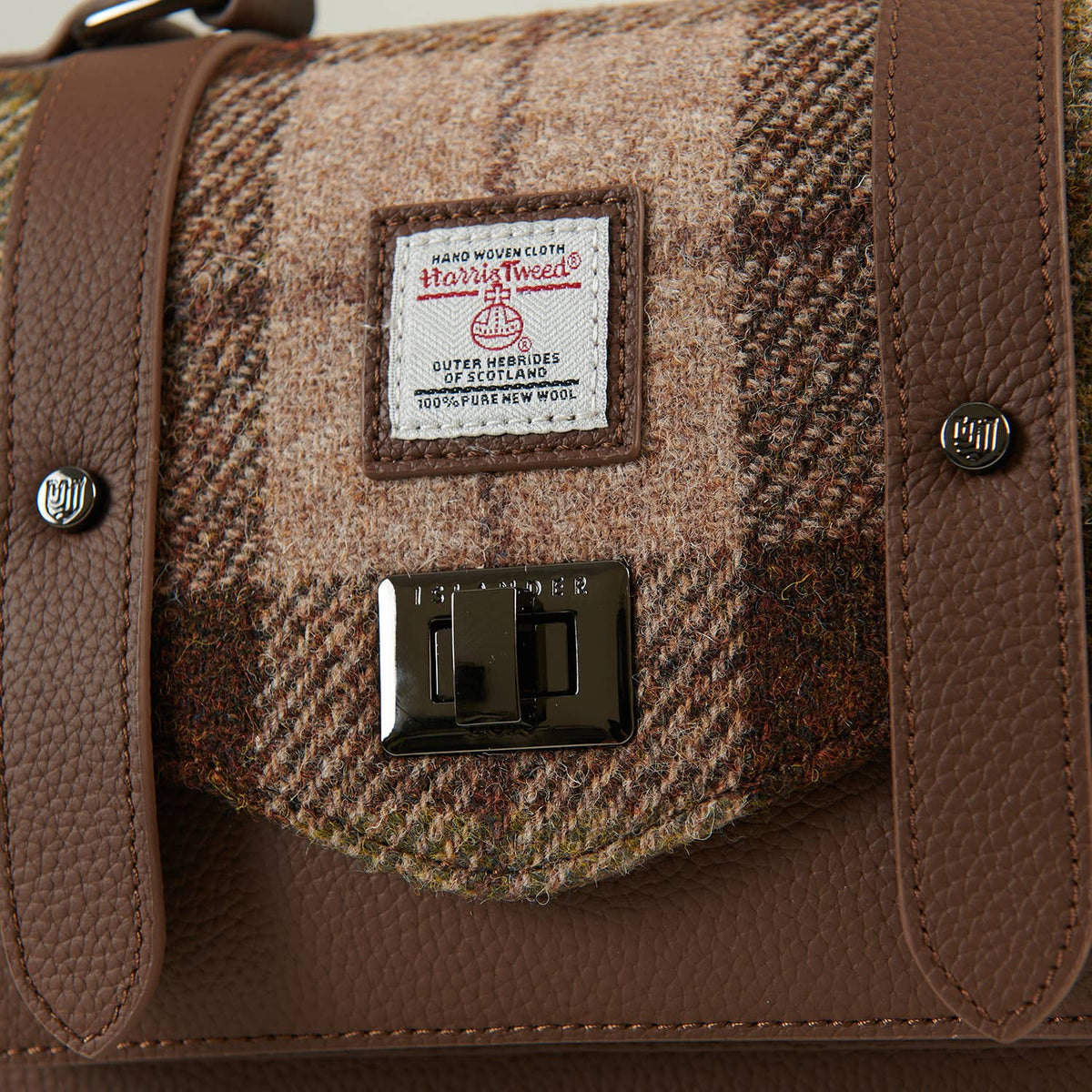 Islander Medium-Satchel Detail: Stofflabel und Metallverschluss auf Harris-Tweed