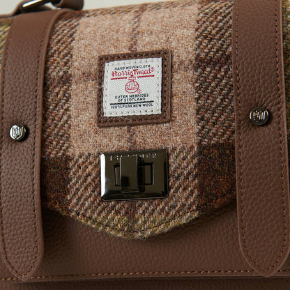 Islander Medium-Satchel Detail: Stofflabel und Metallverschluss auf Harris-Tweed