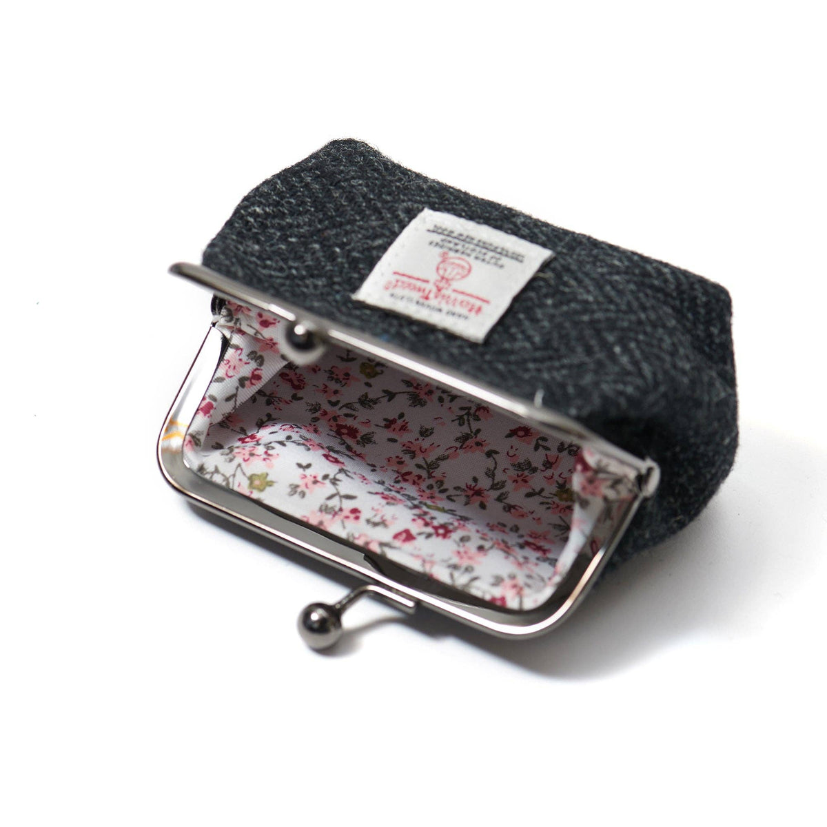Münzbörse aus Harris Tweed® mit Bügelverschluss, geöffnetes Innenfach mit Blumenfutter, anthrazitfarbenes Tweed