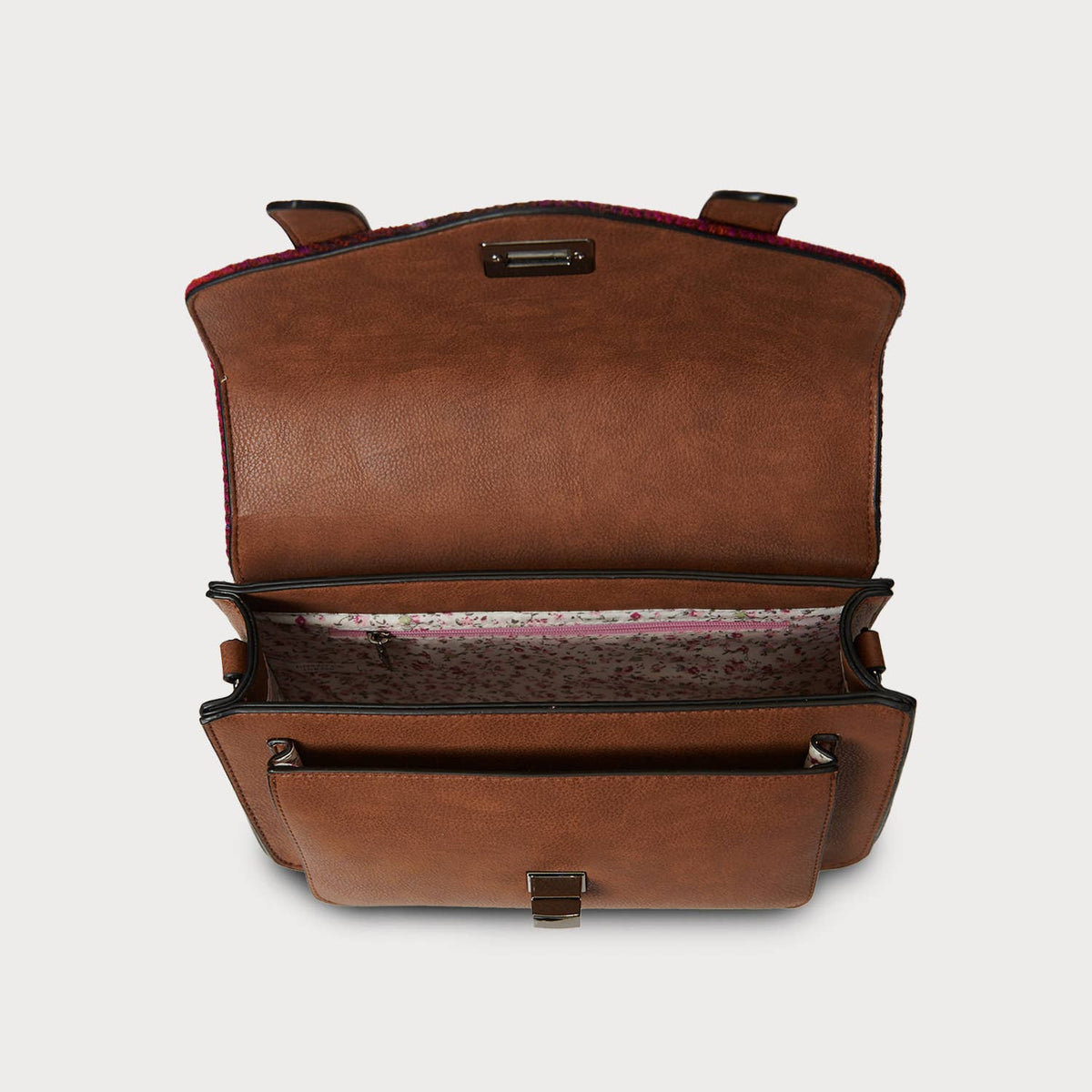 Braune Satchel-Tasche mit geöffnetem Innenfach und Drehverschluss, Lederoberseite und Tragebügeln