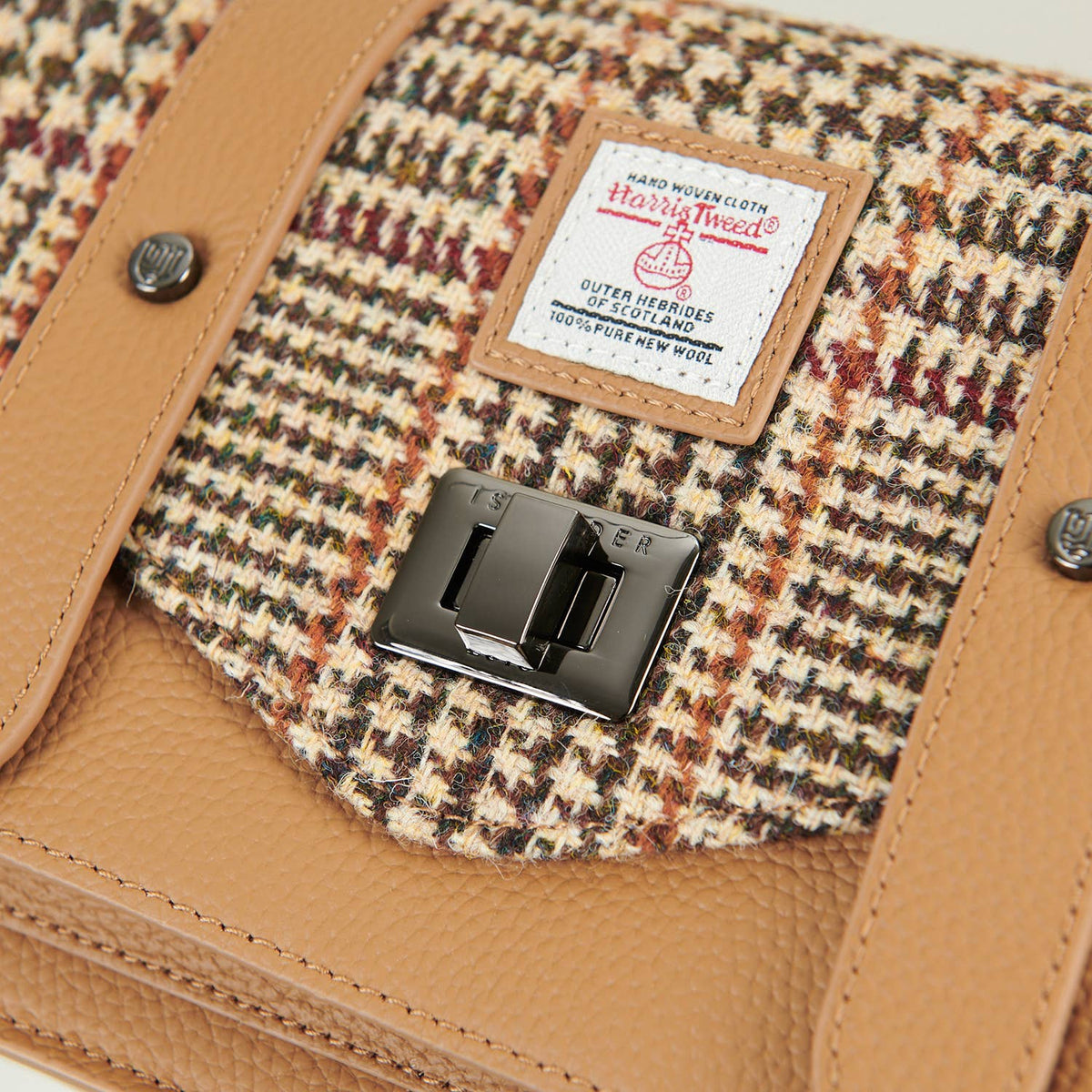 Islander Medium-Satchel Detail: Stofflabel und Metallverschluss auf Echtleder