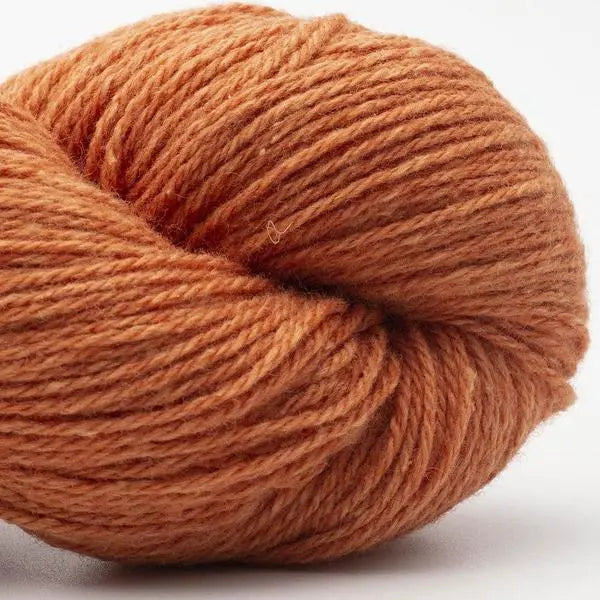 Garnknäuel aus Wolle, pfirsichorange, gedrehtes Strickgarn mit Rippenstruktur