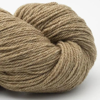 Garnknäuel aus Wolle, olivbeige, gedrehtes Strickgarn mit Rippenstruktur