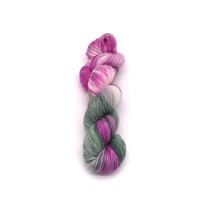 Handgefärbtes Merinogarn mit Farbverlauf in Magenta, Lila und Olivgrün