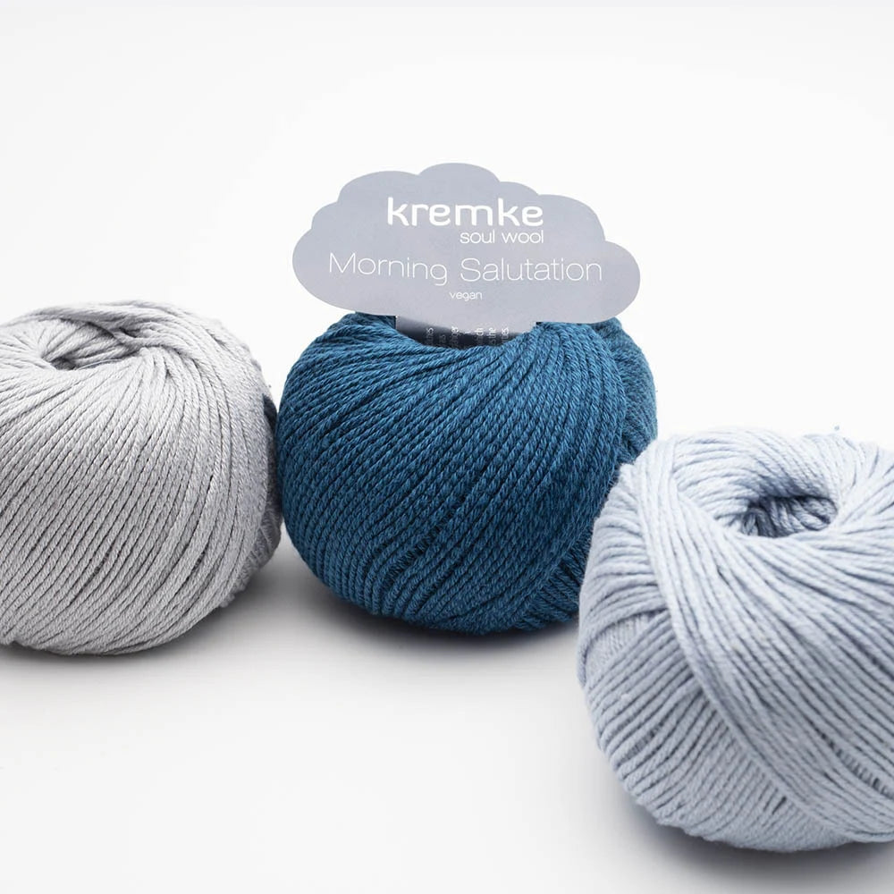 Strickgarn-Set mit drei Knäueln: hellgrau, Türkisblau und helles Blau